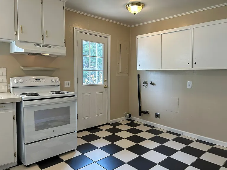 1115 Sanford Ave — Photo 14