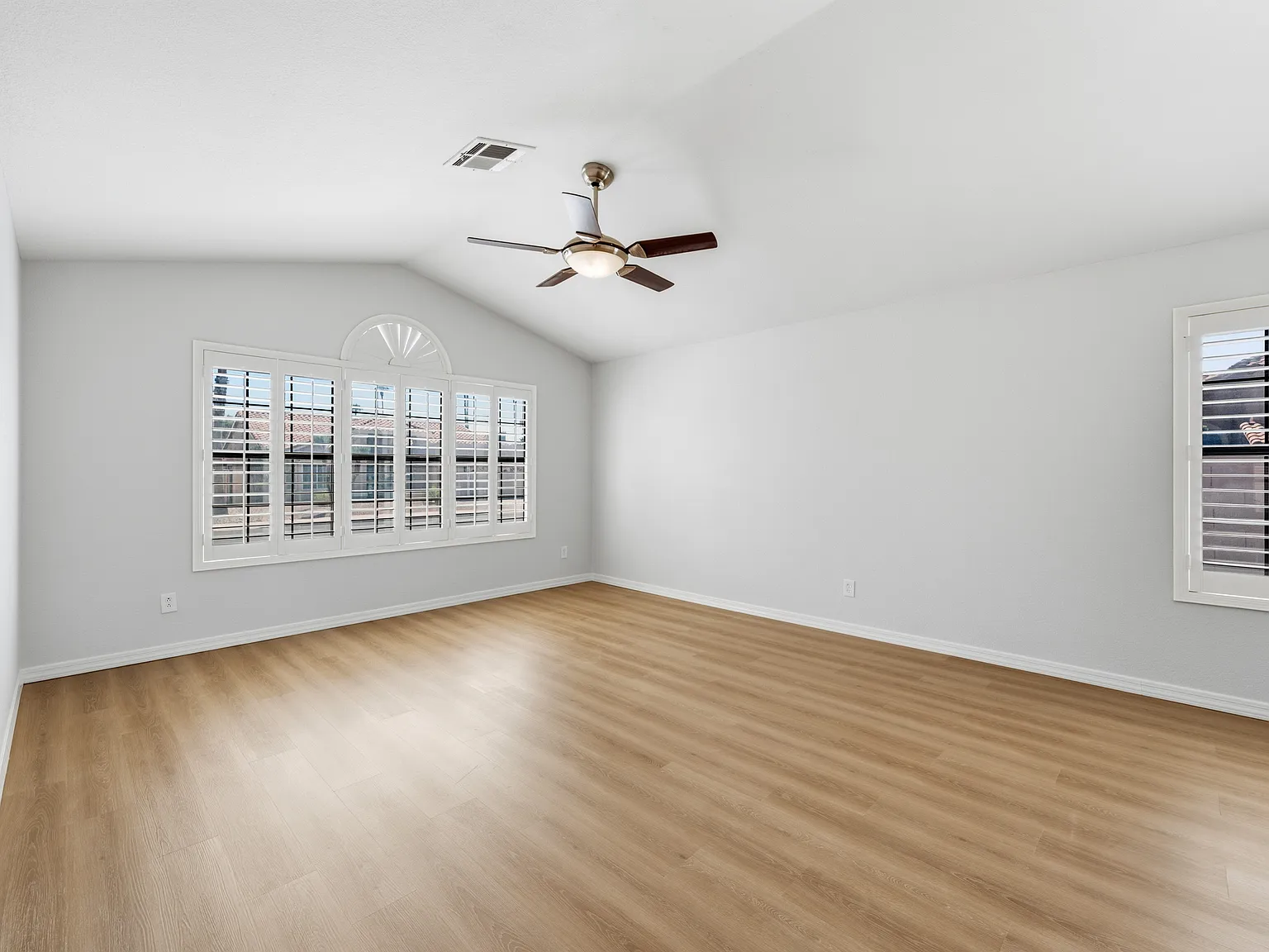 4 bed, 2.5 bath, 2555 sqft, $2,995 — Photo 3