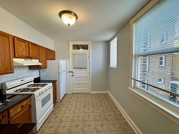4th image of 3218 W Catalpa Ave Unit 2