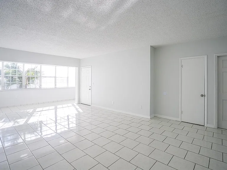 1940 Bay Dr #15 — Photo 11