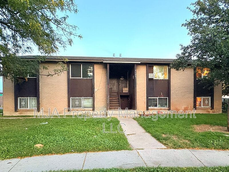 1st image of 2523 S Lakecrest Dr #3