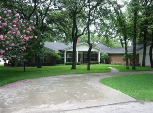 807 Kiowa Dr W, Lake Kiowa, TX 76240
