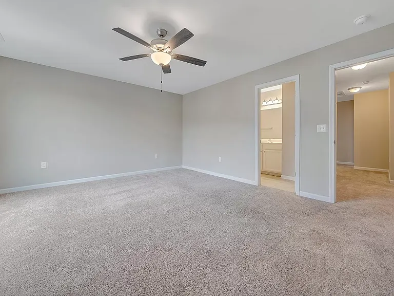 915 Holland Loop NW — Photo 13