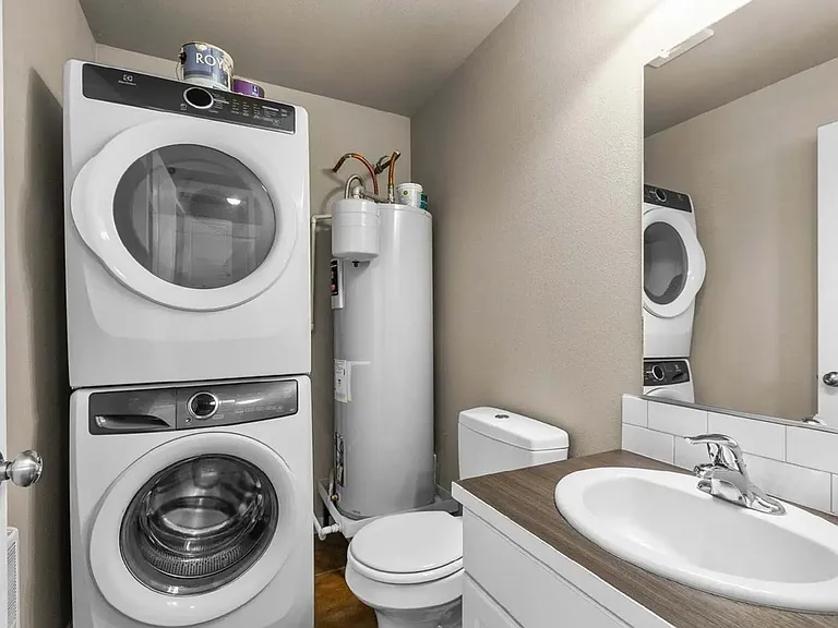 728 NW Newport Ave #2-D — Photo 2