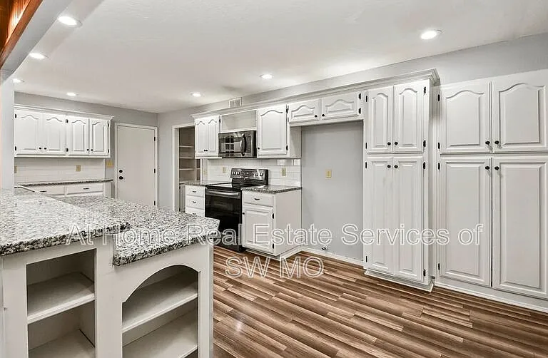 834 E Manchester Dr — Photo 6