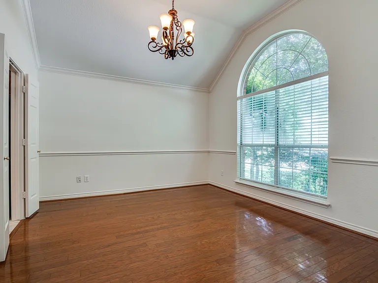 313 Bricknell Dr — Photo 2