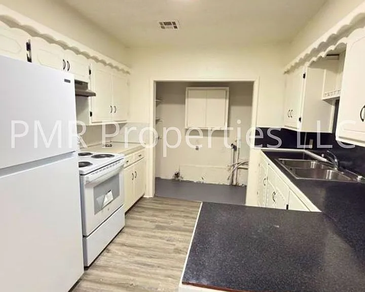 1411 NW Hoover Ave — Photo 2