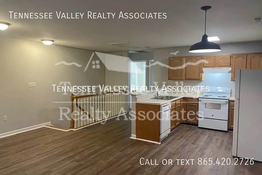 Charming 3 bed, 2 bath townhome in Oak Ridge! — Photo 3