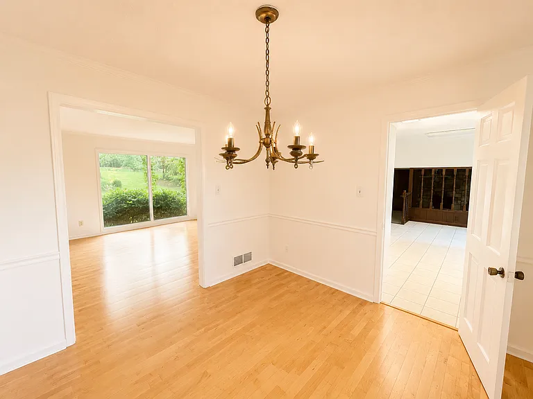 1690 Manhasset Dr — Photo 3