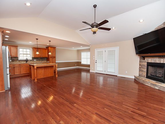 4th image of 110 Allen Ct
