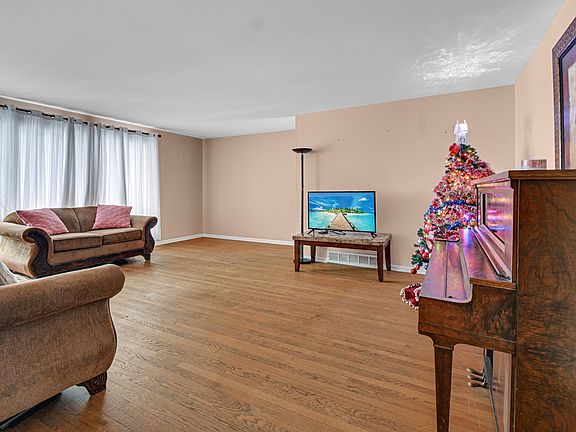 5th image of 1028 W Strieff Ln