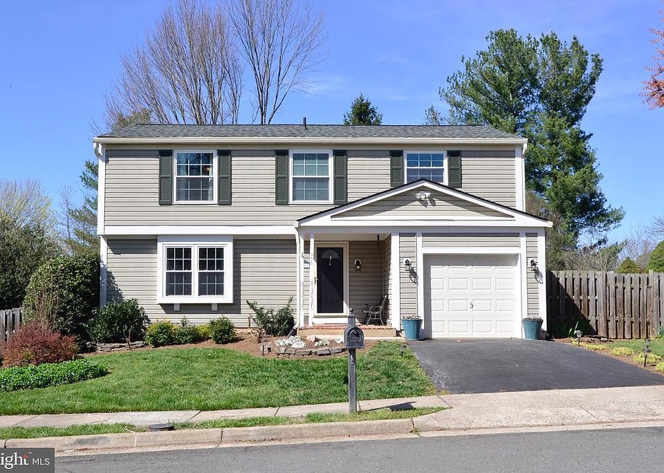 1st image of 906 Birch St NE
