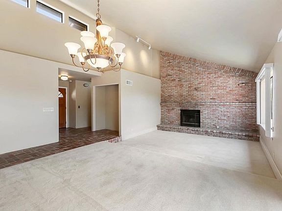 5th image of 2033 Lilac Ln