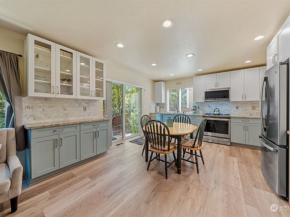4th image of 15205 87th Avenue E