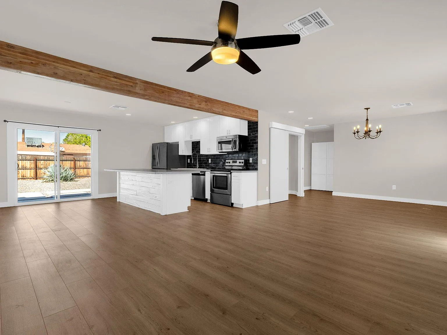 3 bed, 1358 sqft, $2,900 — Photo 4
