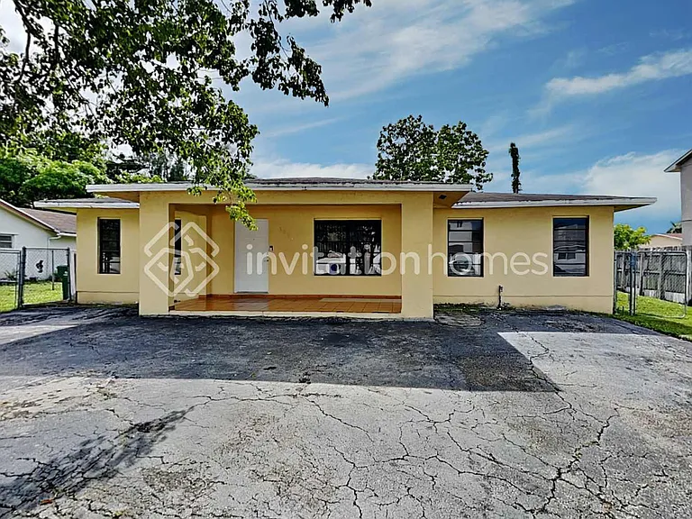 1904 SW 96th Ave — Photo 1