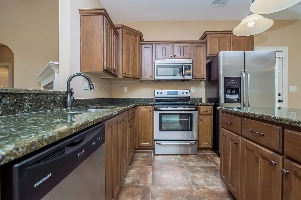3 bed, 2.0 bath, 1989 sqft, $2,410 — Photo 4