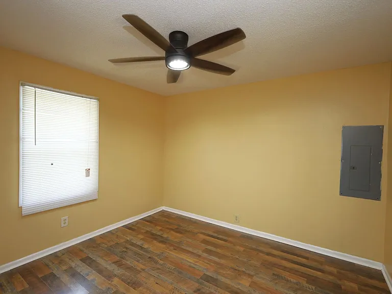 206 Warren St — Photo 8