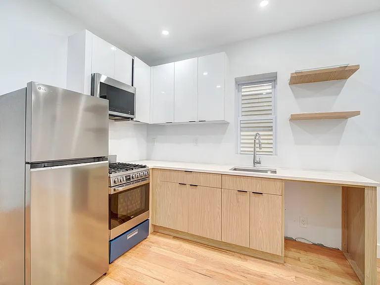 151 Williams Ave #2R — Photo 3