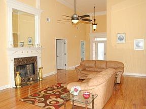 3rd image of 164 Jaclaire Ln