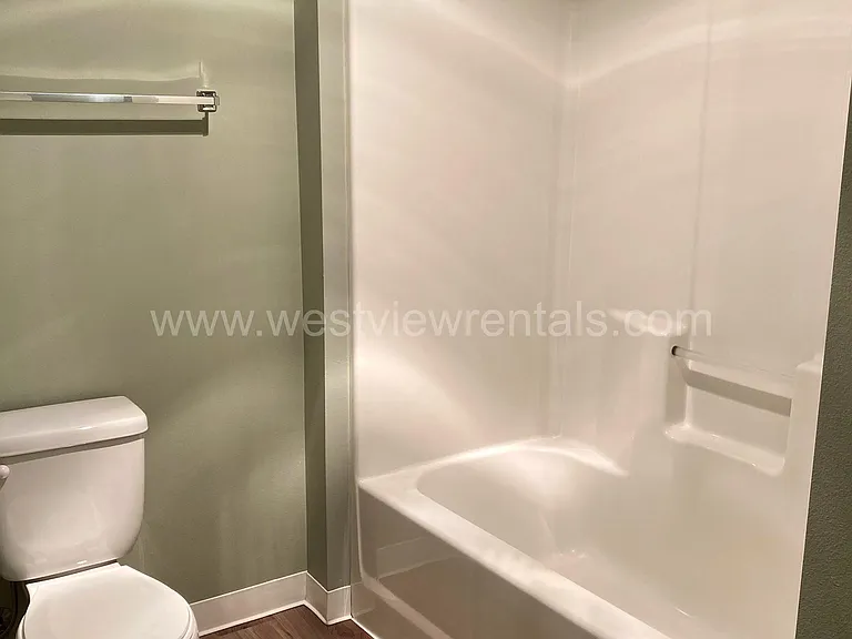 203 E Laurel St — Photo 135