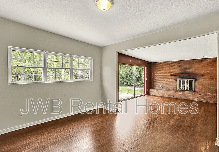 10524 Briarcliff Rd S — Photo 7