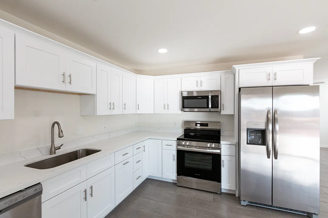 1818 S Hardy Dr — Photo 3