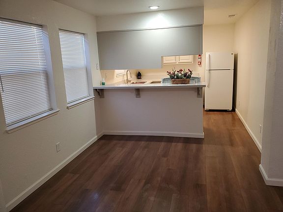 3rd image of 3200 W St
