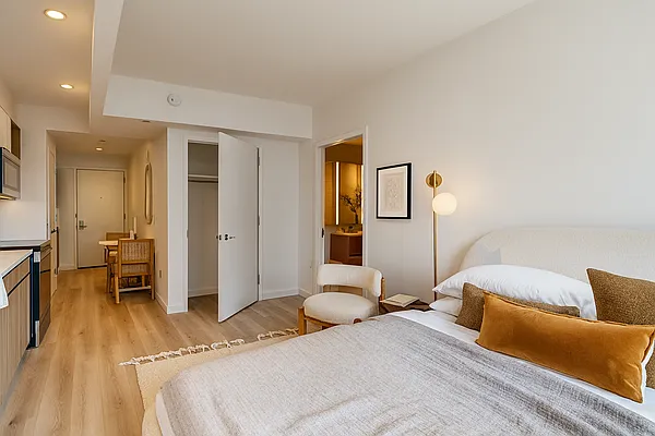 Rented by Manhattan Realty Group | media 2