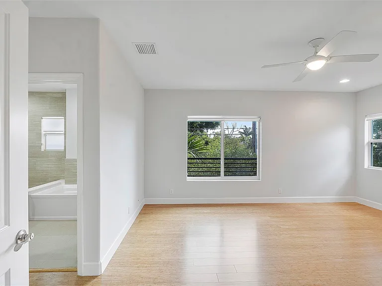825 NE 17th Way — Photo 9