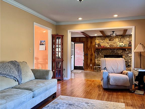 4th image of 208 Pilgrim Cir