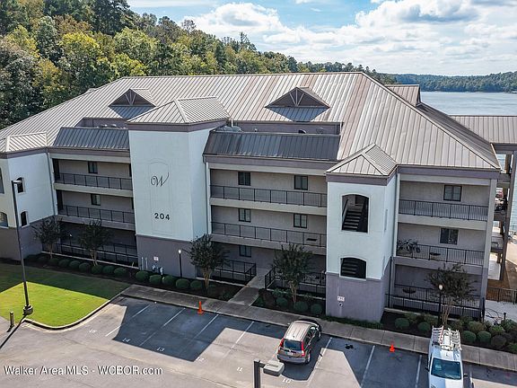 Image 5: Unit 105 Building