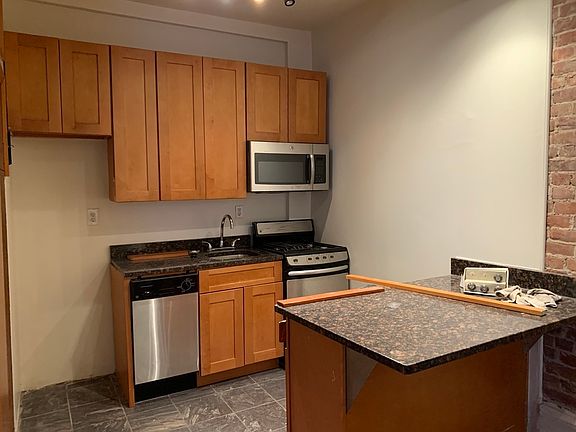 4th image of 16 W 87th St Front 3