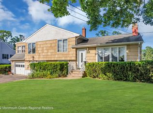 17 Johnston St, Oakhurst, NJ 07755