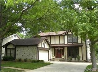 820 Carman Woods Dr, Ballwin, MO