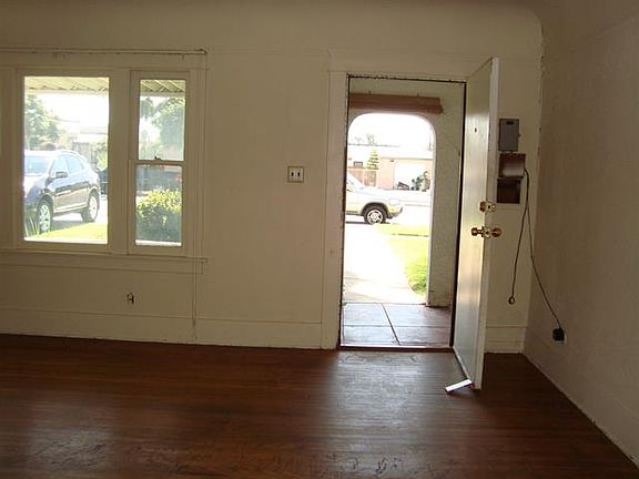 3rd image of 3130 N Mountain View Dr