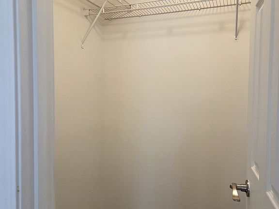 5th image of 945 Ruth Dr