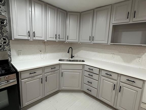 3rd image of 2310 W Houston St