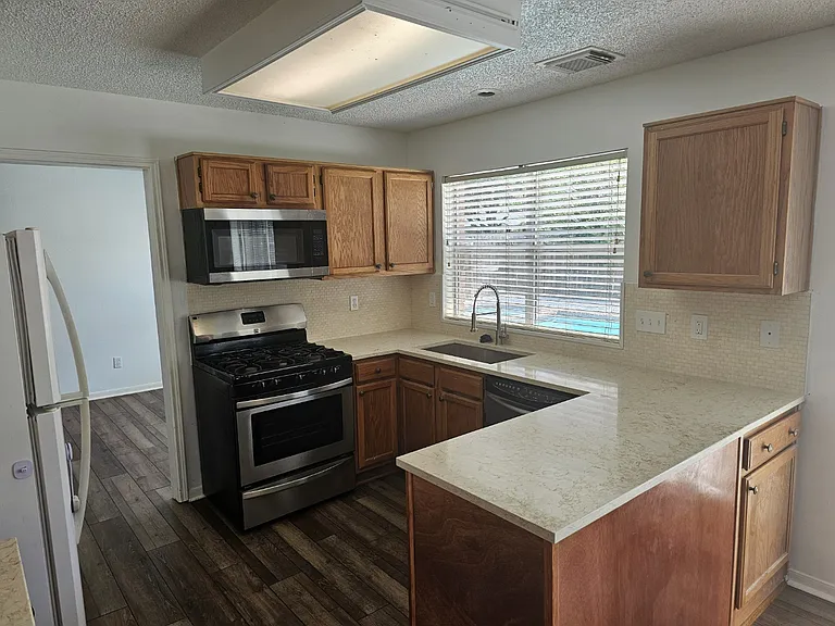 3901 Spring Garden Dr — Photo 15