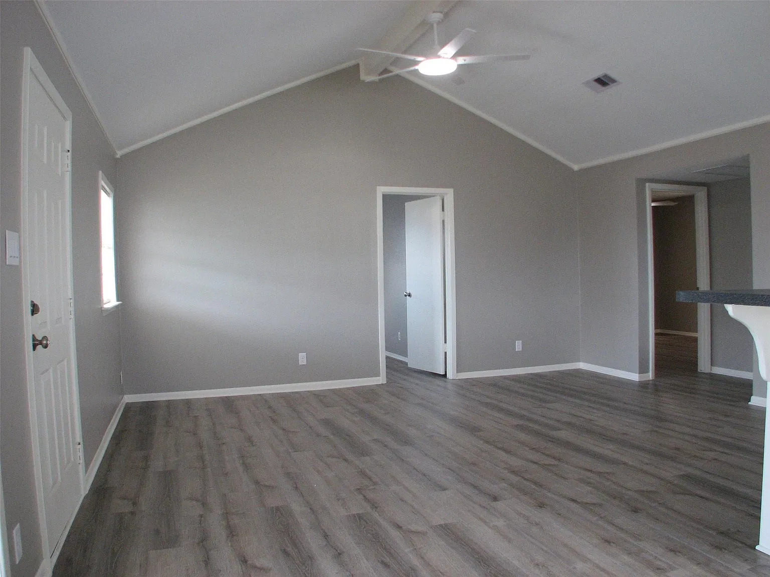 3 bed, 2.5 bath, 1080 sqft, $2,100 — Photo 4