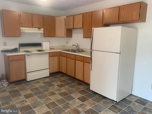 4th image of 419 Surrey Club Ln