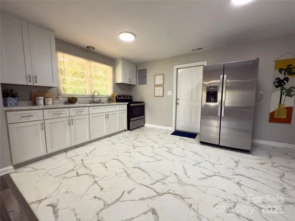 2114 Connelly Springs Rd, Lenoir, NC 28645