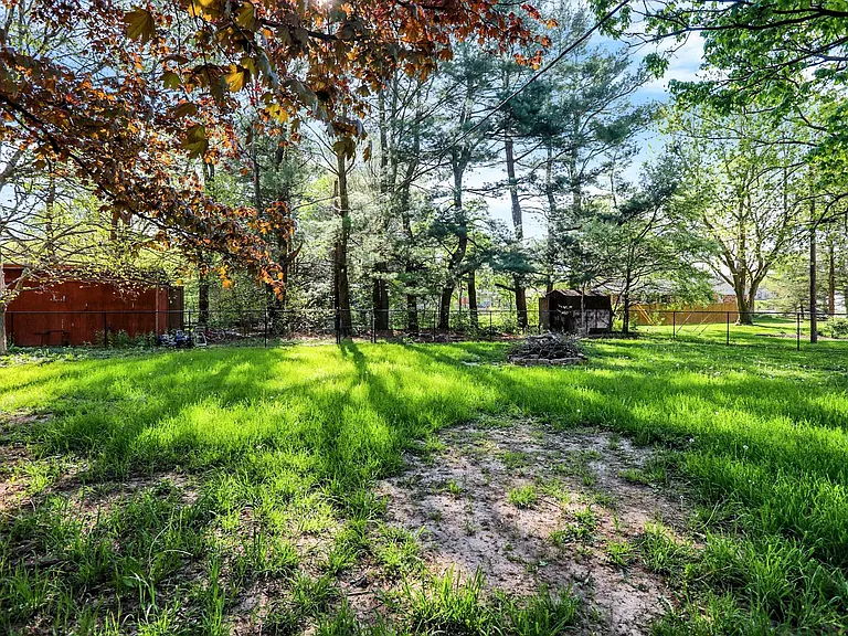 9803 Lakewood Dr W — Photo 39