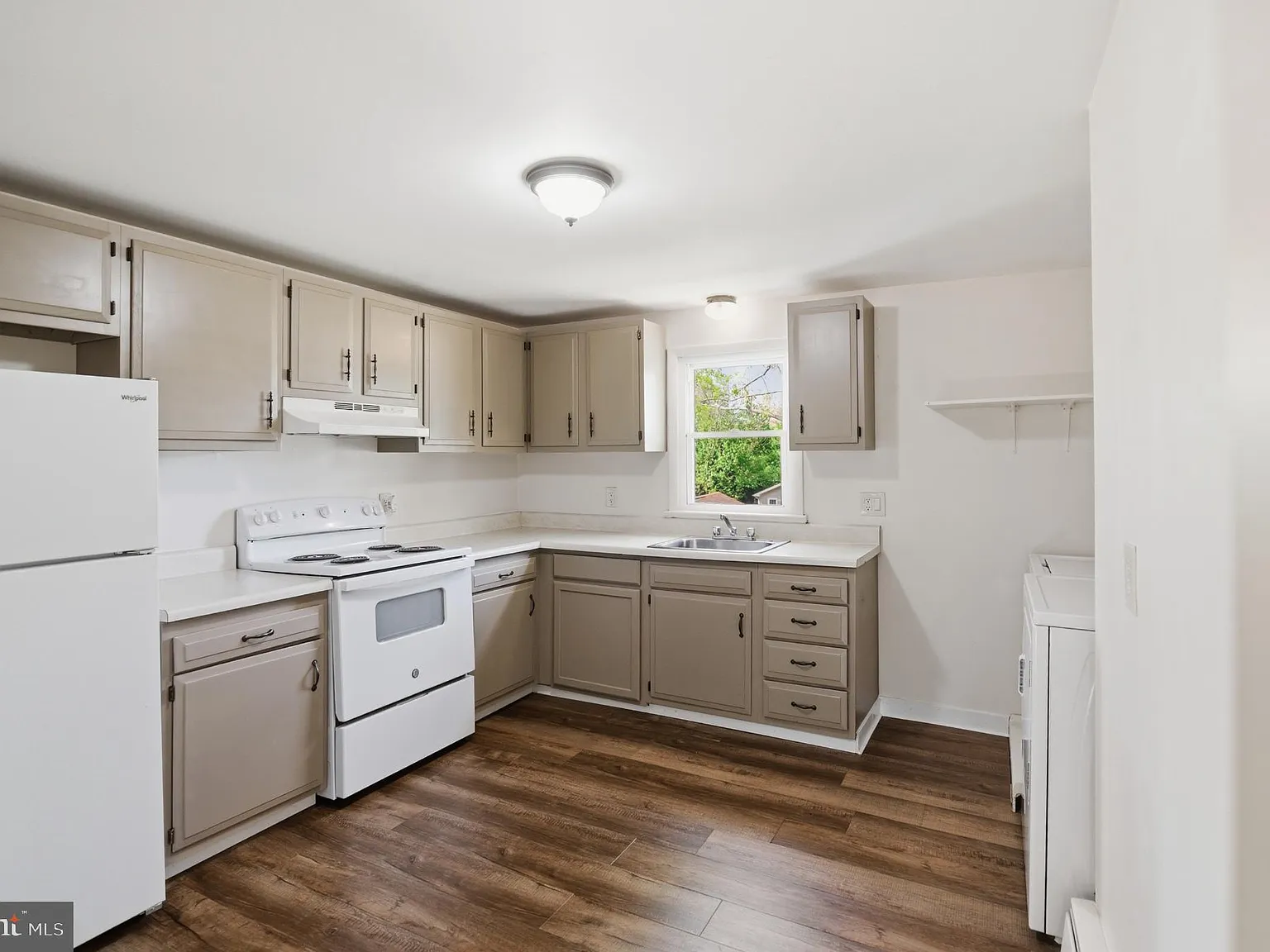 2 bed, 1.0 bath, 2002 sqft, $1,700 — Photo 3