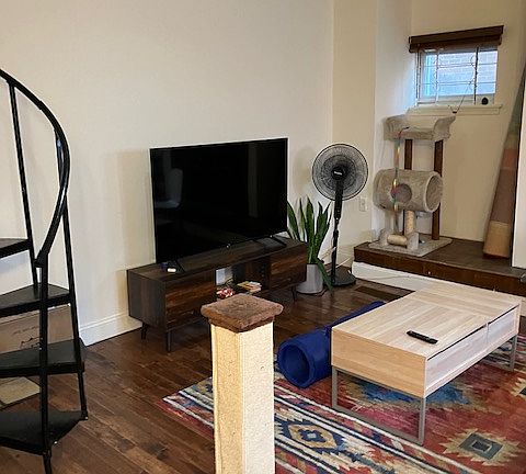 2nd image of 2301 Lombard St APT 1R