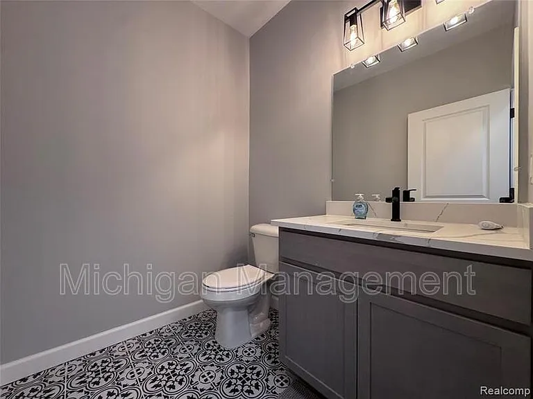 6149 Woodridge Ln — Photo 12