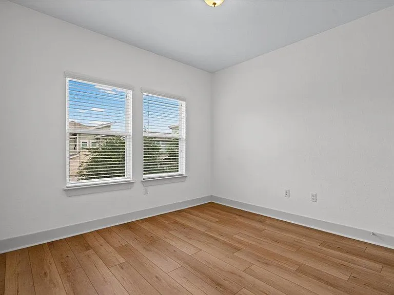 5915 Swayden Ln — Photo 17