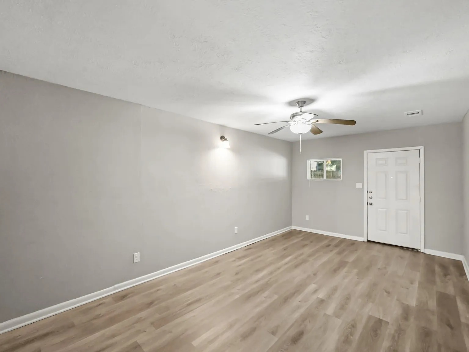 3 bed, 2.0 bath, 1870 sqft, $2,100 — Photo 2