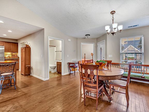 5th image of 395 Devon Chase Hl Unit 1902