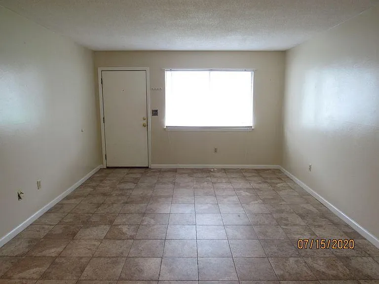 201 College Blvd E #21 — Photo 1
